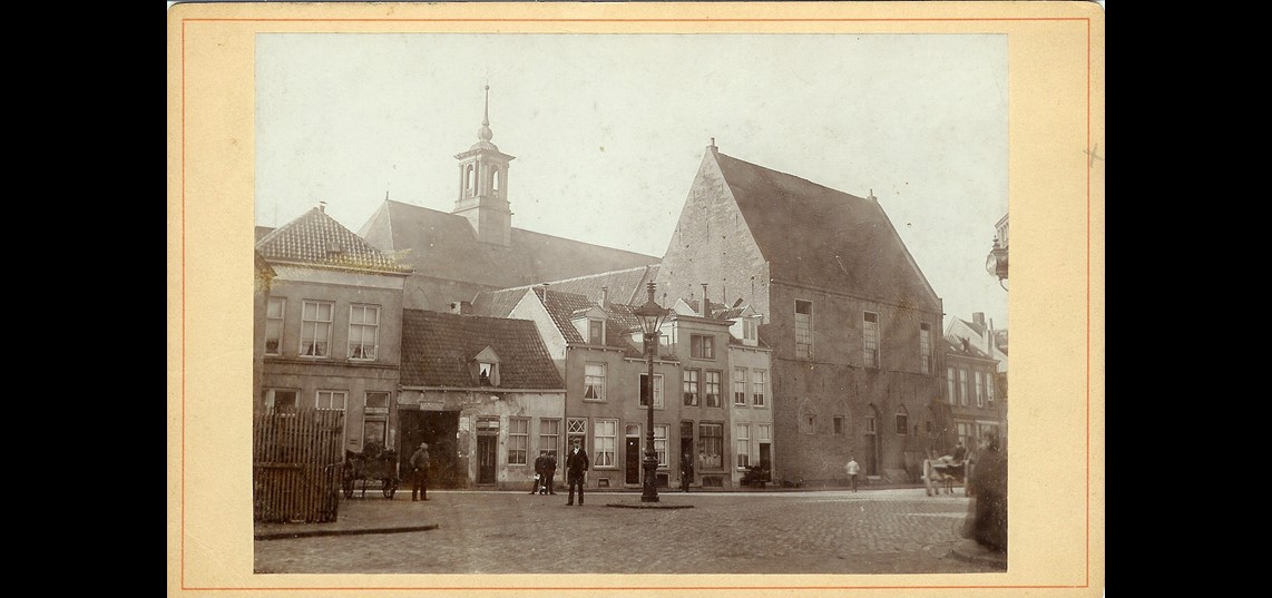 Vooraanzicht van de Citybar, rechts naast de poort ca. 1895